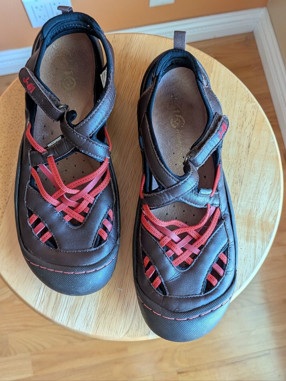 Jeep J- 41brown and Red Closed-Toe Sandals with Hook-and-Loop Strap Size 8.5
